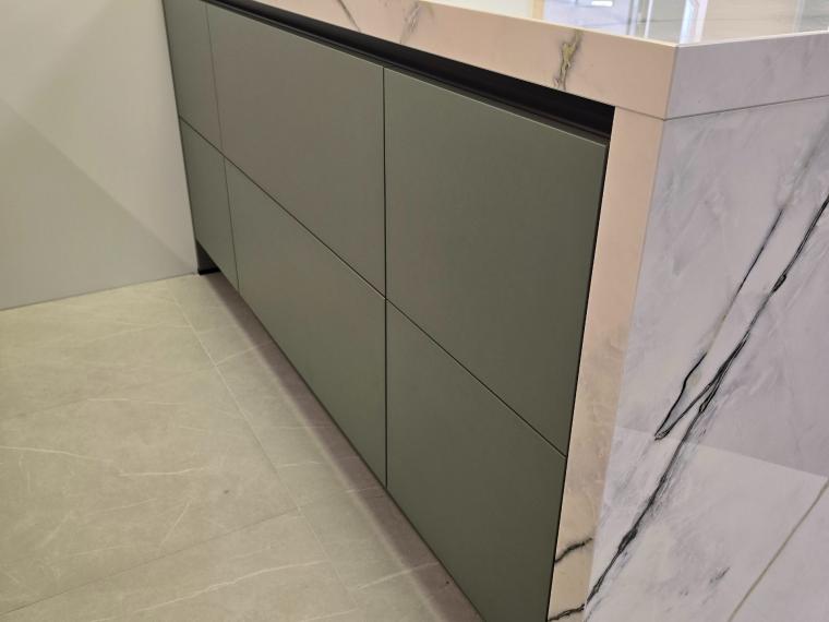 Luxe keuken van Pure met kookeiland