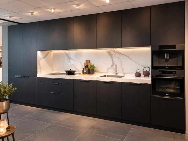 Luxe zwarte Poggenpohl-showroomkeuken