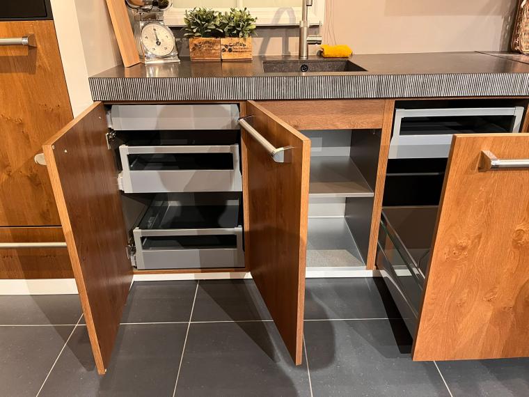 Showroomkeuken in massief eikenfineer, smoke grey