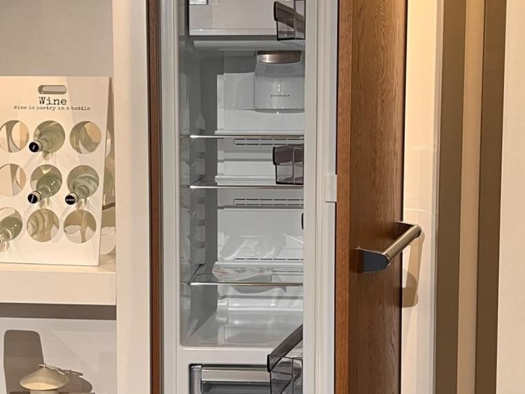 Showroomkeuken in massief eikenfineer, smoke grey