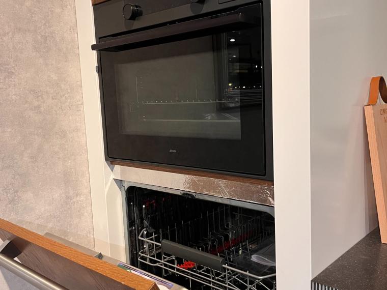 Showroomkeuken in massief eikenfineer, smoke grey