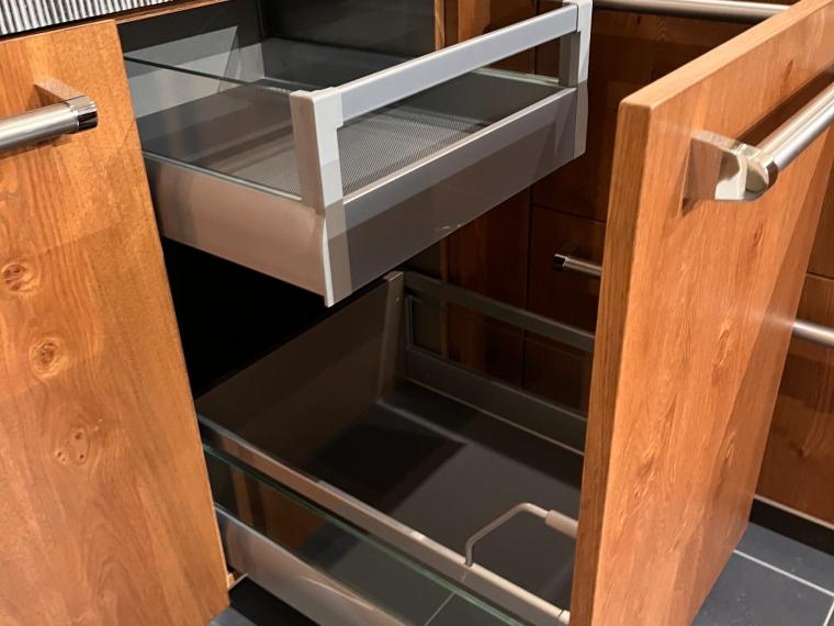 Showroomkeuken in massief eikenfineer, smoke grey
