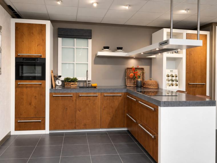 Showroomkeuken in massief eikenfineer, smoke grey