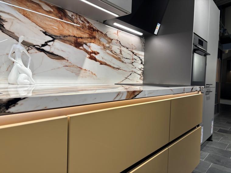 Exklusive Designküche mit Keramik-Arbeitsplatte & eleganter Nische