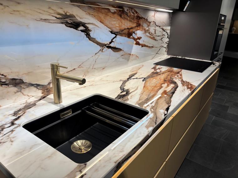 Exklusive Designküche mit Keramik-Arbeitsplatte & eleganter Nische