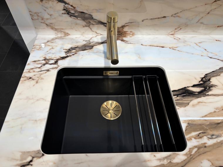 Exklusive Designküche mit Keramik-Arbeitsplatte & eleganter Nische