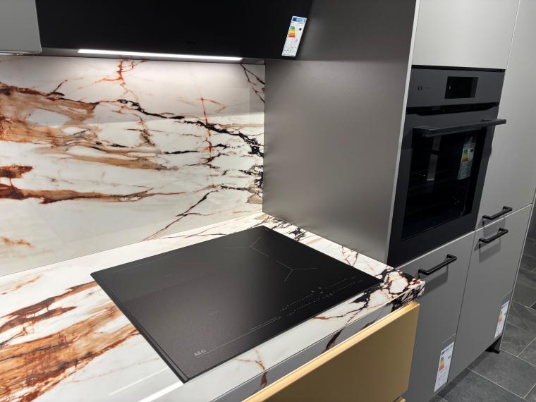Exklusive Designküche mit Keramik-Arbeitsplatte & eleganter Nische
