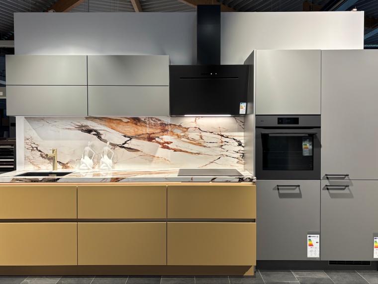 Exklusive Designküche mit Keramik-Arbeitsplatte & eleganter Nische
