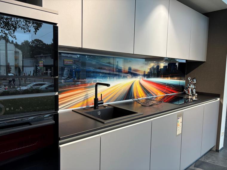 Exklusive Designküchenzeile in Schiefergrau mit Naturstein und Glasrückwand