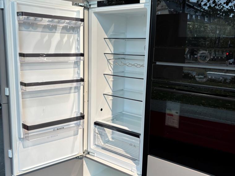 Exklusive Designküchenzeile in Schiefergrau mit Naturstein und Glasrückwand
