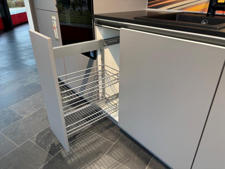 Exklusive Designküchenzeile in Schiefergrau mit Naturstein und Glasrückwand
