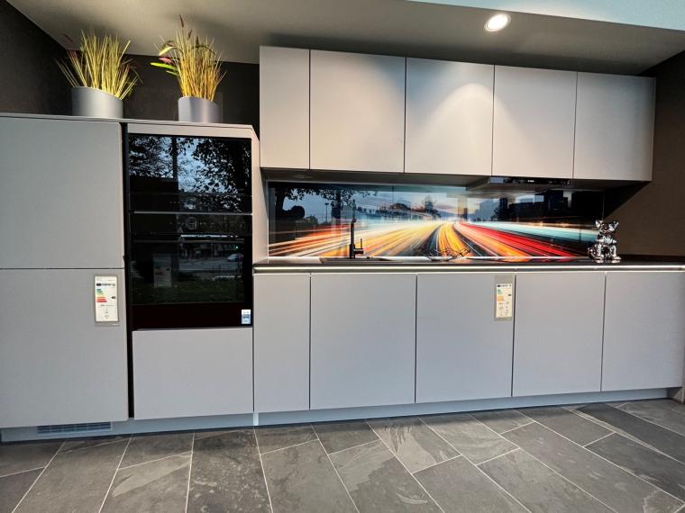 Exklusive Designküchenzeile in Schiefergrau mit Naturstein und Glasrückwand