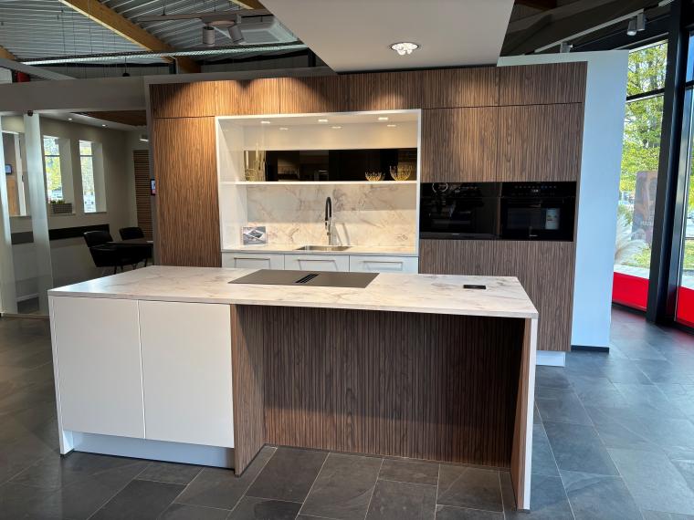 Premiumküche mit innovativen Miele Geräten und luxuriöser Ausstattung
