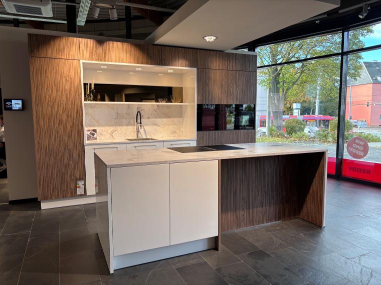 Premiumküche mit innovativen Miele Geräten und luxuriöser Ausstattung