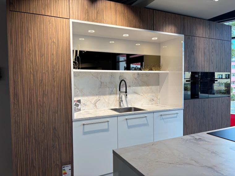 Premiumküche mit innovativen Miele Geräten und luxuriöser Ausstattung