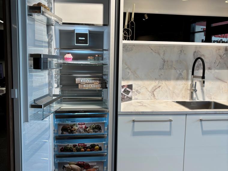 Premiumküche mit innovativen Miele Geräten und luxuriöser Ausstattung