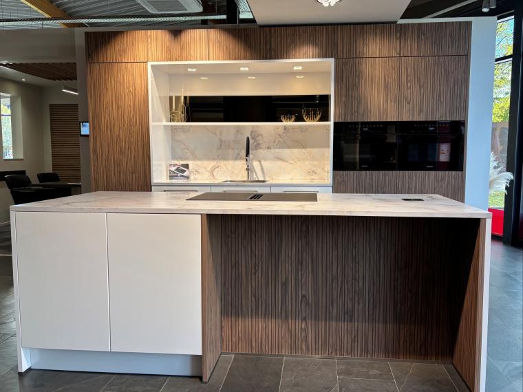 Premiumküche mit innovativen Miele Geräten und luxuriöser Ausstattung