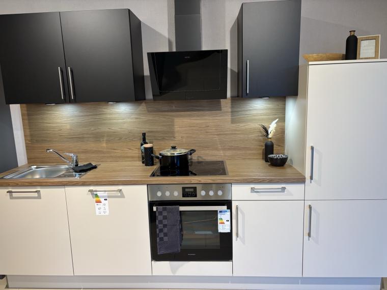 ELEMENTA Concept130 UNO Ausstellungsküche in Crema-Magnolie und Schwarz