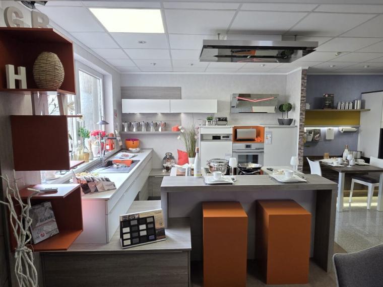 Alnosund moderne Ausstellungsküche Hellgrau / Orange Inselküche Möbelteile