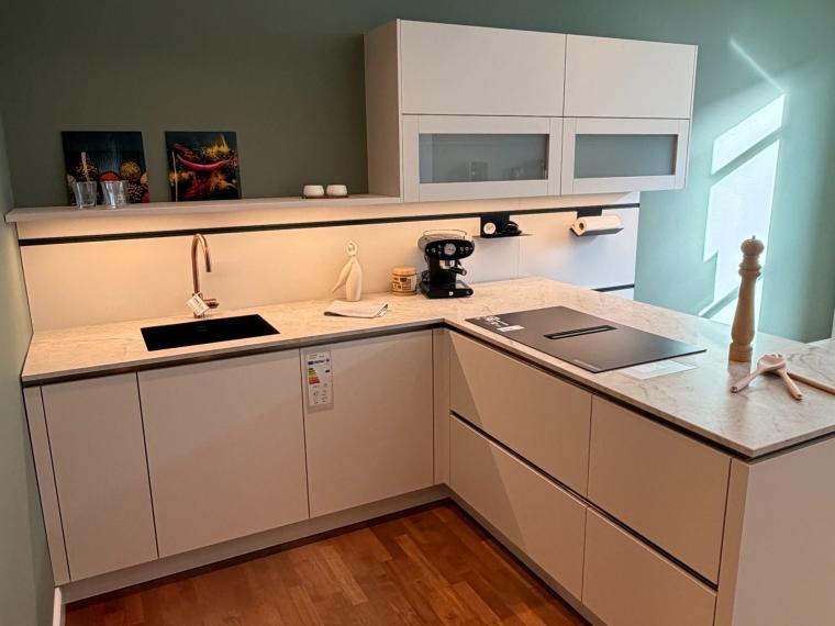 Häcker AV1000 in Crema Magnolie – edle Bronze-Akzente