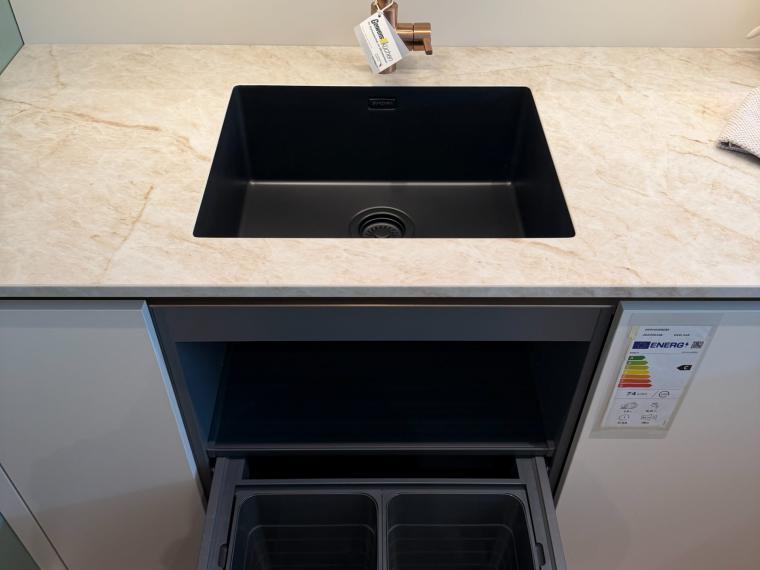 Häcker AV1000 in Crema Magnolie – edle Bronze-Akzente