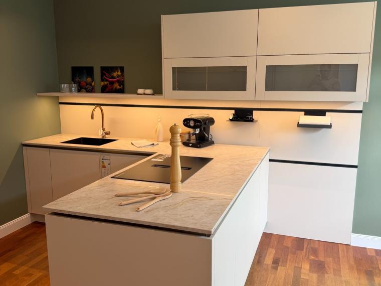 Häcker AV1000 in Crema Magnolie – edle Bronze-Akzente