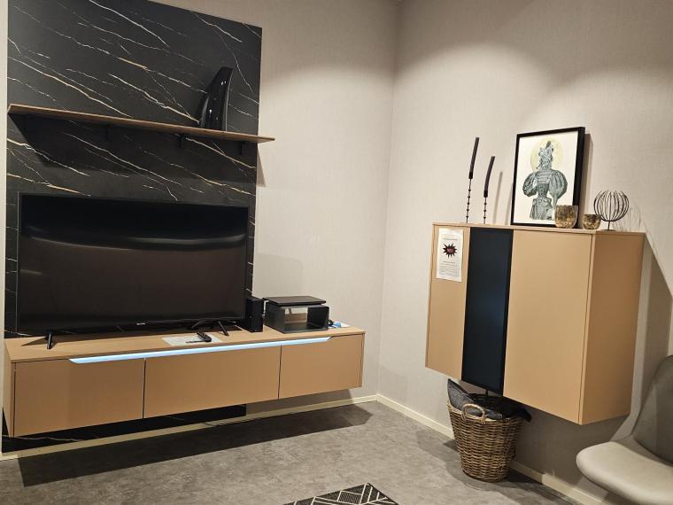 Lackmatte Premiumküche in Koralle inklusive Wohnzimmerwand