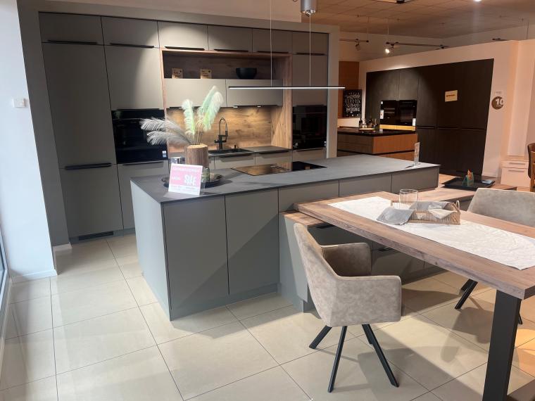 Moderne Wohnraumküche mit Ansatztisch