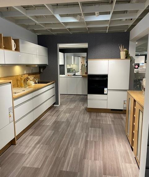 Koje 122 Moderne Küchenzeile mit Sideboard