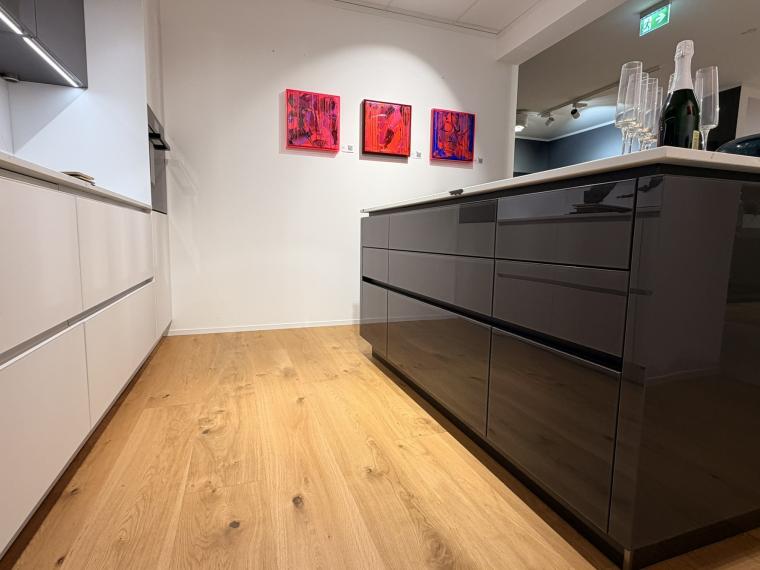 elementa Murano mit Glasfronten und Quarzsteinarbeitsplatte inkl. Geräten