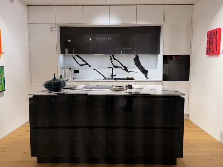 elementa Murano mit Glasfronten und Quarzsteinarbeitsplatte inkl. Geräten
