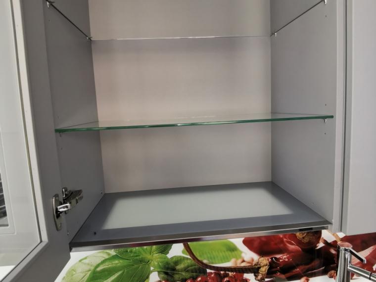STARK reduzierte HÄCKER - Küche mit perlgrauen Echt Mattlackfronten im Landhausstil