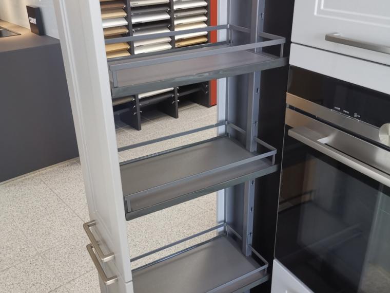 STARK reduzierte HÄCKER - Küche mit perlgrauen Echt Mattlackfronten im Landhausstil