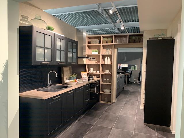 Moderne Landhausküche in Schwarz, für Individualisten + Exclusiv
