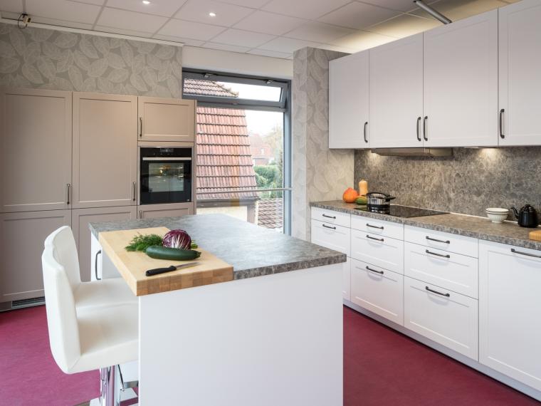 Moderne große Landhausküche mit Insel und Essplatz