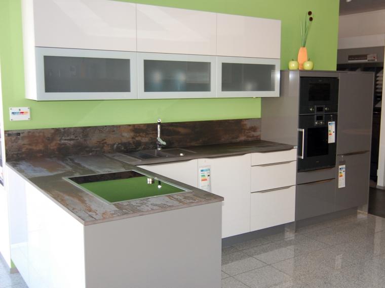 Moderne Küche in Hochglanzlack satin / lavagrau
