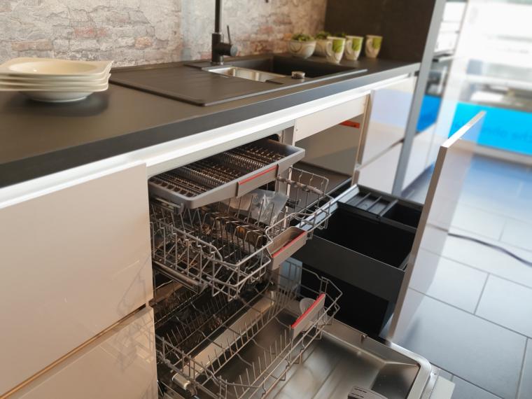 Designerstück mit Insel in Seidengrau HG, Backofen mit Dampfstoßfunktion, und Kochfeldabzug