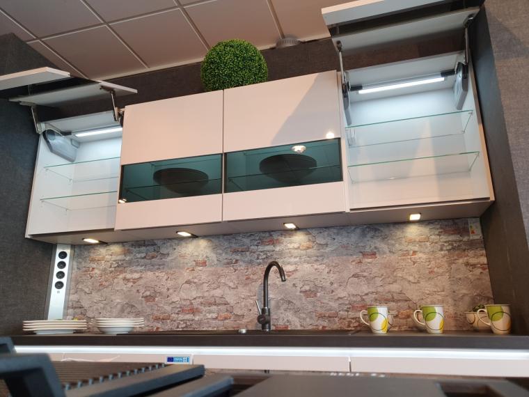 Designerstück mit Insel in Seidengrau HG, Backofen mit Dampfstoßfunktion, und Kochfeldabzug