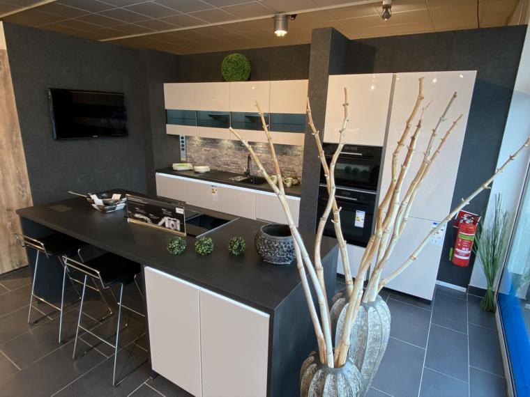 Designerstück mit Insel in Seidengrau HG, Backofen mit Dampfstoßfunktion, und Kochfeldabzug