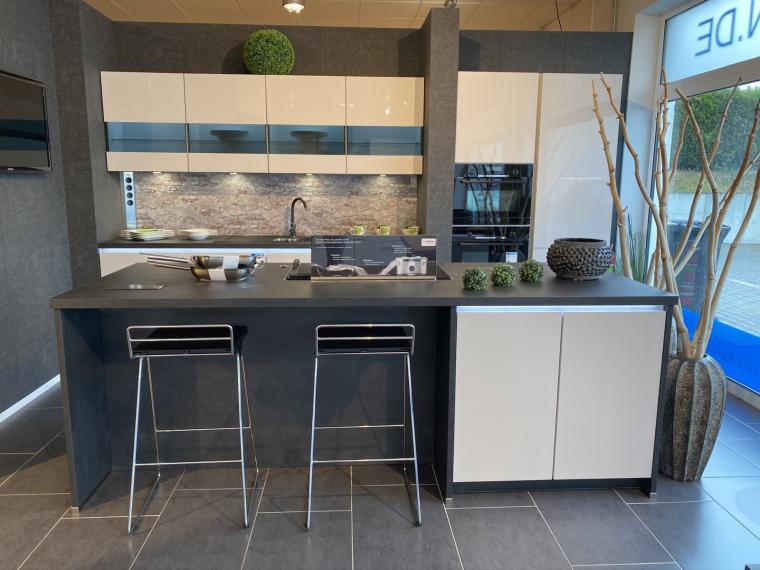 Designerstück mit Insel in Seidengrau HG, Backofen mit Dampfstoßfunktion, und Kochfeldabzug