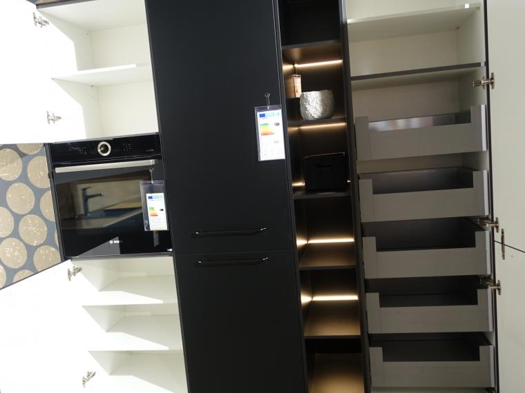 Elegante Küche in Schwarz supermatt mit Sitzmöglichkeit