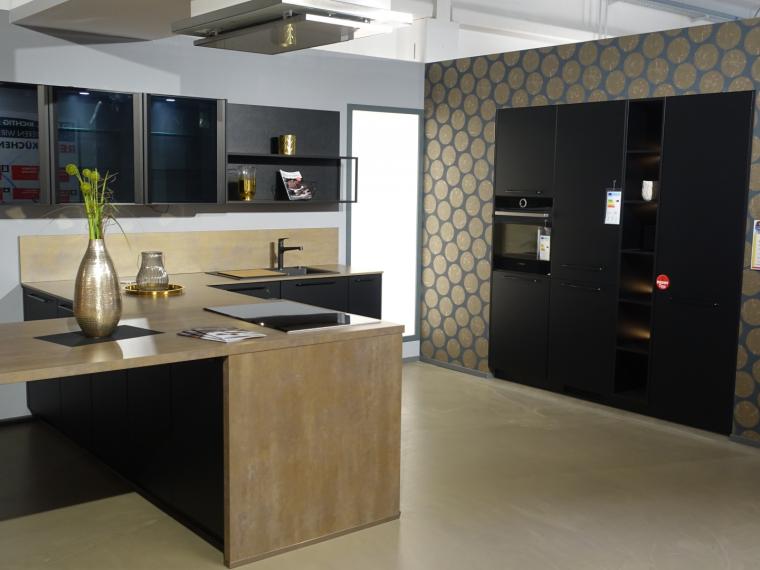 Elegante Küche in Schwarz supermatt mit Sitzmöglichkeit