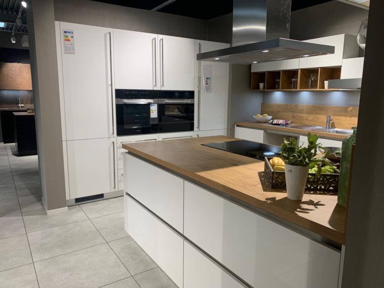Weiß Hochglanz mit Schöner Eiche Nachbildung, TOP GERÄTE VON MIELE u. BOSCH