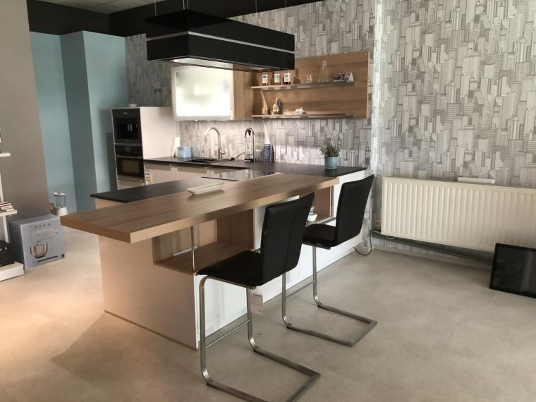 Moderne Küche mit Keramik-Arbeitsplatte