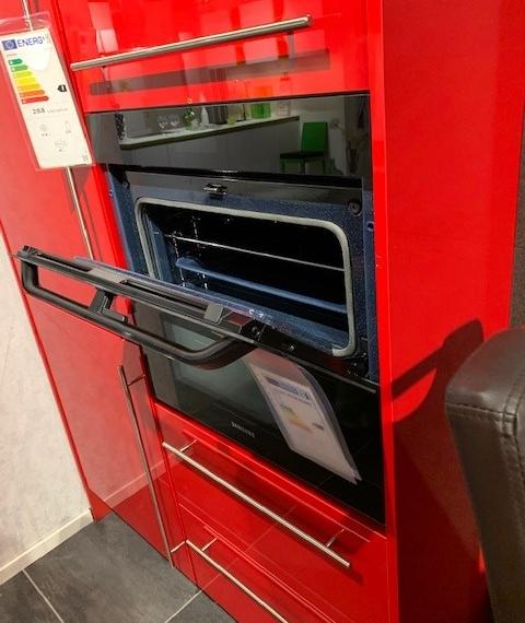 Schwarz Rote Hochglanz Küche mit Moderner Ausstattung