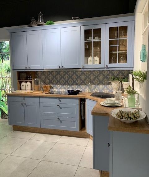 Landhausküche in Taubenblau mit 90 er Backofen