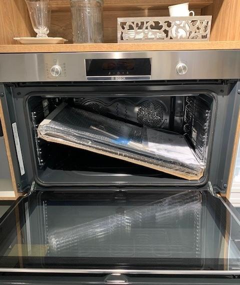 Landhausküche in Taubenblau mit 90 er Backofen