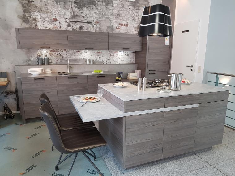 Stylische Küche im Industrie-Stil mit Edelstahl-Arbeitsplatte und Insel