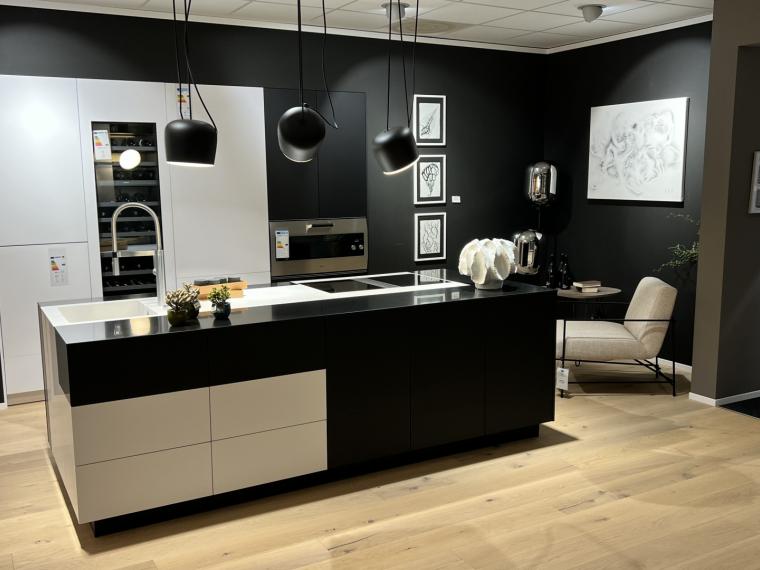 LEICHT Bondi in arktis und schieferschwarz Designerküche, starke Kontraste (Ohne Geräte)
