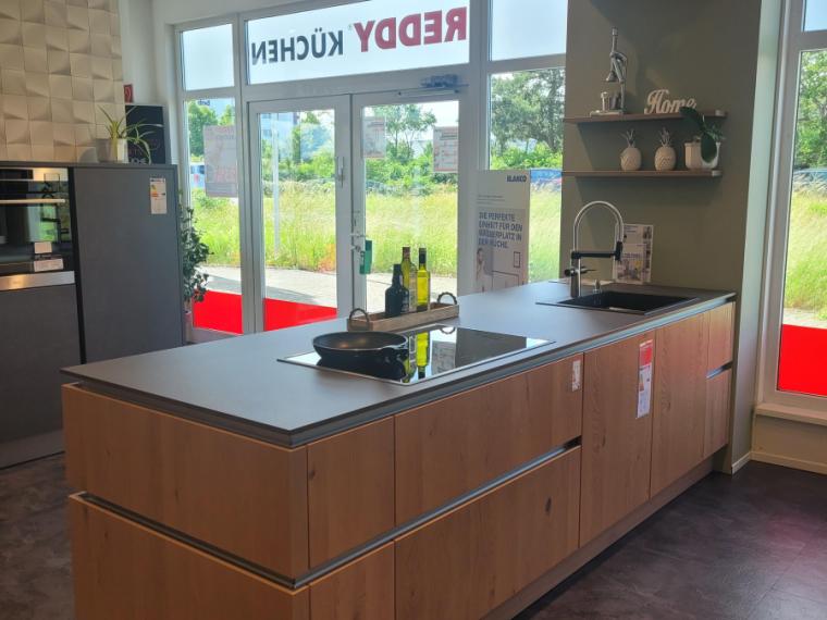 Moderne Zeile mit großem Block inkl. Wärmeschublade und Blanco Unit Soda